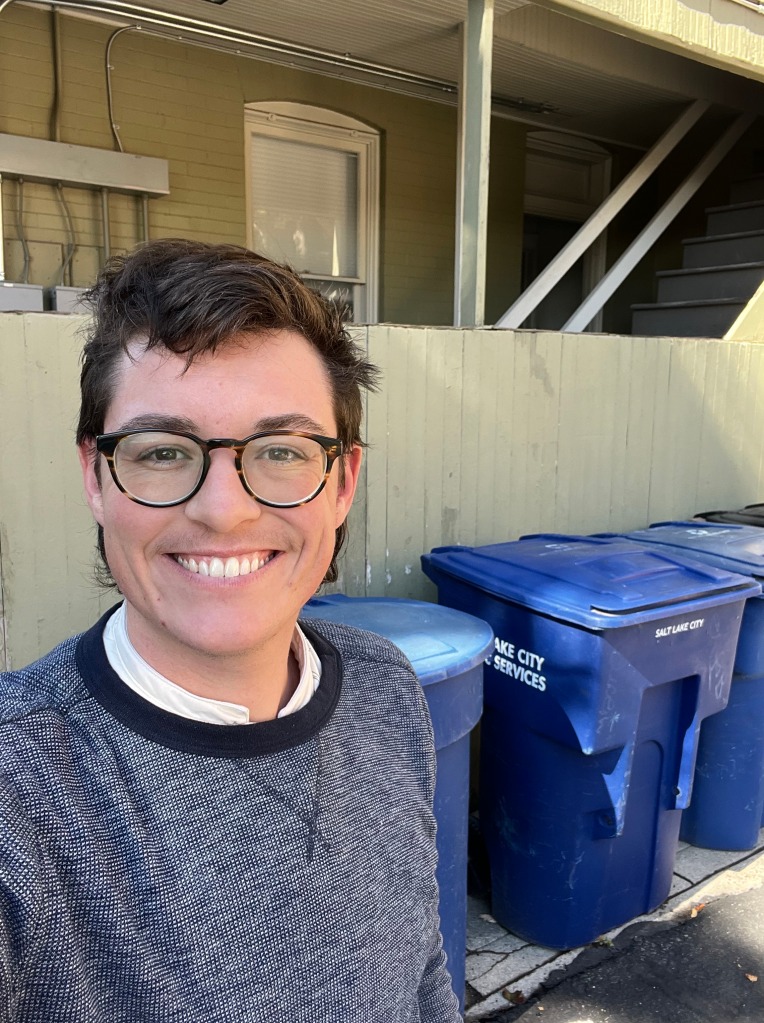 Image of Max Barnewitz, the author of the comic in front of recycling bins